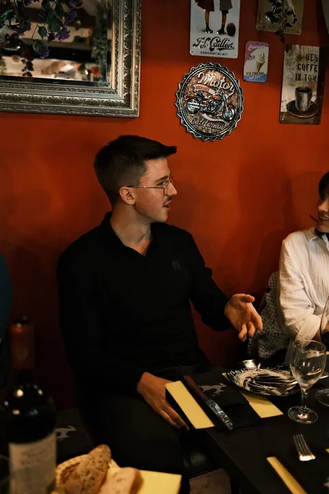 Beim Abendessen am langen Tisch